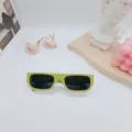 Primer plano de gafas de sol retro de montura estrecha verde lima con detalles vintage. - Verde Hierba
