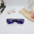 Detalle de gafas de sol vintage de moda con montura negra y lentes moradas estilo. - Montura negra lentes púrpuras