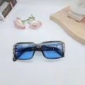 Primo piano dettagliato di occhiali da sole quadrati vintage con lenti blu e montatura grigia. - Grigio Trasparente Lente Blu