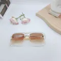 Dettaglio di occhiali da sole quadrati alla moda con montatura trasparente e sfumata. - Champagne