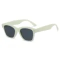 Klobige quadratische Sonnenbrille mit Metallnieten, hellgrünem Acetatrahmen und UV-Schutzgläsern. - Grüner Rahmen Graue Gläser