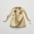 Champagnekleurige satingouden trekkoord buidel, elegante geschenkverpacking en sieradenopbergtas. - Goud