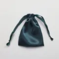 Donkergroene satijnen geschenktas met trekkoord, zijde-achtige buidel voor sieraden en feest. - Donkergroen