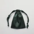 Donkergroene satijnen koordzakje voor geschenkverpakking, sieradenopslag en trouwbedankjes. - Trend Groen