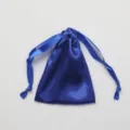 Koningsblauwe satijnen tas met trekkoord perfect voor sieraden geschenkverpackking en opslag. - Saffierblauw