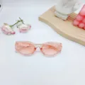Détail de lunettes de soleil œil-de-chat jelly rose avec monture transparente estivale. - Rose Transparent