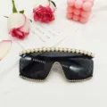 Vue détaillée de grandes lunettes de soleil ornées de perles et de strass sans monture. - Noir