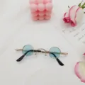 Gafas de sol redondas vintage con lentes azules y montura de metal. Detalle estilo punk. - Verde