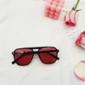 Stilvolle quadratische Sonnenbrille mit schwarzem Gestell und roten Gläsern für Damen und Herren. - Schwarzer Rahmen rote Gläser