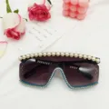 Lunettes de soleil surdimensionnées avec perles en haut et strass étincelants en bas. - Bleu transparent