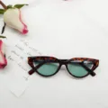 Gafas de sol ojo de gato retro con montura carey y lentes oceánicas coloridas. - Carey Lente Verde