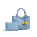 Lichtblauwe geweven lederen tote tas met bijpassende pouch en bedel voor dagelijkse stijl - Azuurblauw