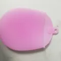 Brosse de douche en silicone rose, épurateur corporel doux avec trou, soin de la peau. - Rose