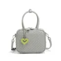 Bolso bandolera de piel tejida gris con asa y elegante accesorio colgante de corazón verde. - Gris Ágata / Verde Grisáceo