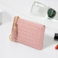 Mini portefeuille tressé avec pompon et porte-clés chaîne en couleur rose pour les femmes. - B43# Rose lotus / Rose Lotus