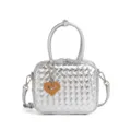 Sac bowling tressé argenté métallisé avec poignées et charm cœur élégant chic. - Argent