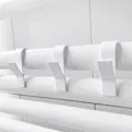 Close-up van witte radiatorhaken, duurzame plastic handdoekhouder voor de badkamer. - Enkele Haak / Wit