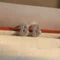 Pendientes de tuerca con letras de burbuja de circonita plateada, detalle brillante. - Letra B / Plateado
