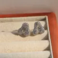 Pendientes de tuerca con letra burbuja plateada y circonitas cúbicas brillantes en pavé completo. - Letra A / Plateado