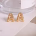 Pendientes de tuerca con letra A chapados en oro y pavé de circonitas brillantes moda. - Letra A