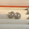 Pendientes de tuerca con letra D de circonita plateada elegantes joyas de alfabeto - Letra D / Plateado