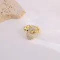 Anillo de letras de circonita micro pavonada chapado en oro de moda con banda de cuentas. - Letra C