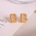 Pendientes de boton con letra B dorada y circonitas micro engastadas para hombre mujer - Letra B