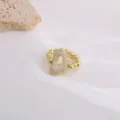 Anillo de letra del alfabeto de circonita micro-engastada de cobre bañado en oro 18K. - Letra D