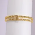 Pulsera de cuentas dorada de doble capa con dije de letra B brillante con circonitas para mujer. - Letra B