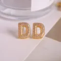Pendientes de tuerca bañados en oro con circonitas cúbicas en letra D, joyas elegantes y brillantes. - Letra D
