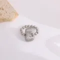 Zilveren kralenring met sprankelende zirkonia letterhanger, modieuze koperen sieraden voor vrouwen. - Letter E