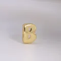 Colgante de letra B dorada, abalorio de alfabeto de metal liso para collares y joyas DIY. - Letra B