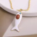 Collar con colgante de pez de esmalte dorado con piedra marrón y circonita azul. - Blanco-5 (Colgante y collar)