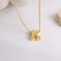 Collier pendentif lettre K plaqué or minimaliste, chaîne clavicule fine et brillante. - Lettre K