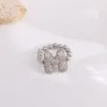 Zilveren zirkonia alfabet ring variant, elegante koperen kralen band met glinsterende stenen letter. - M