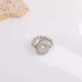 Modieuze zilveren koperen zirkonia ring met ingelegde kraalband en sprankelende hanger voor dames - Letter O