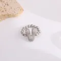 Zilveren kralenring met sprankelend zirkonia bestrate konijnvorm element, elegant. - Letter V