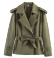 Detalle de chaqueta gabardina corta verde oliva, cuello de solapa, cinturón y presillas en mangas. - XS / Verde oscuro