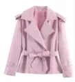Detalle de gabardina corta rosa, cuello con solapa elegante, cinturón y puños con botones. - Rosa