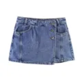 Blauwe denim skort detail met asymmetrische metalen knopen en zakken voor de zomer. - XS / Bottoms / Middenblauwe broekrok