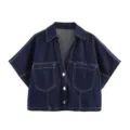 Gedetailleerd overzicht van donkerblauw denim korte mouwen shirt met V-hals en witte stiksels. - XS / Tops / Donkerblauw Shirt