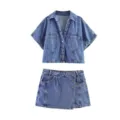 Gedetailleerd overzicht van het stijlvolle blauwe denim shirt met korte mouwen en wikkelrok. - XS / Boven- En Onderstuk / Middenblauwe set
