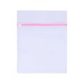Sac a linge en maille blanche avec fermeture eclair rose, ideal pour laver le linge delicat. - Sacs à linge en maille grosse avec bordure / 20*30cm