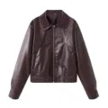 Detailansicht der dunkelbraunen Kunstlederjacke mit klassischem Revers und Reißverschluss. - S / Oberteile / Rotbraun