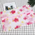 Vista detallada de bolsa de lavado grande de malla con estampado floral y cremallera rosa. - 40*50cm / Printing