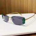 Lunettes de soleil carrees chic pour femmes avec monture metallique et decor trefle vert. - Tout Gris