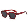 Modische Retro-Quadrat-Sonnen Nieten, transparenter roter Rahmen, stilvolle Sonnenbrille neu. - C2 Transparenter roter Rahmen mit grauen Gläsern