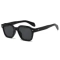 Schwarze quadratische Sonnenbrille mit dickem Rahmen und stilvollen Nieten fur Damen. - C1 Schwarzer Rahmen Volle Graue Gläser