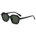 Klassische schwarze quadratische Sonnenbrille mit dunklen Gläsern und tollem Retrostil. - Schwarzer Rahmen mit Dunkelgrünen Linsen