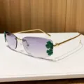 Lunettes de soleil carrées tendance pour femmes avec verres dégradés et trèfle vert. - Gris Clair et Jaune Clair